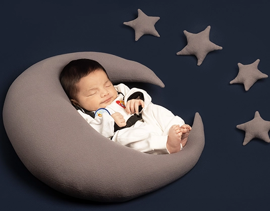 Bebé durmiendo en luna gris